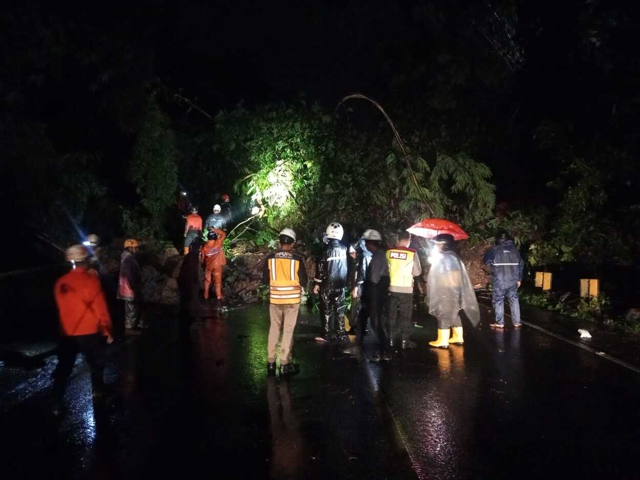 Tebing Longsor Di Bojongkokosan Tutup Akses Sukabumi Bogor