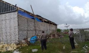 Puting Beliung Menerjang Gudang Garam dan Rumah Warga