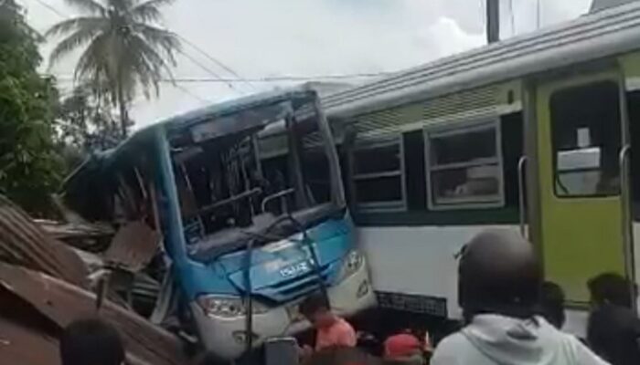 Kereta Api Hantam Bus di Perlintasan, Sopir Terhempas ke Luar