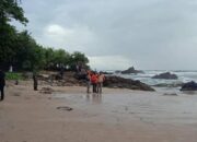 Tiga Wisatawan Digulung Ombak, 2 Lolos 1 dalam Pencarian