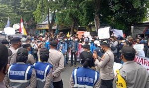 Mahasiswa Segel Kantor Pemkab Lamongan