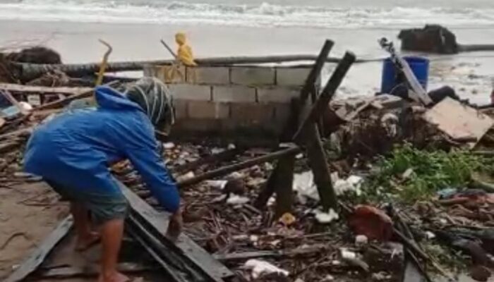 Rumah Ambruk Diterjang Air Laut di Pesisir Bangka Barat