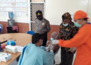 Polsek Pamengpeuk Dampingi Penyuntikan Vaksin