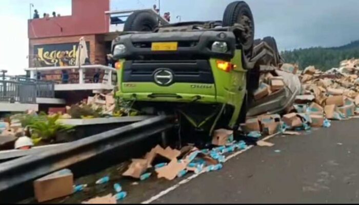 Rem Blong Truk Terguling, Ribuan Botol Air Mineral Terhambur