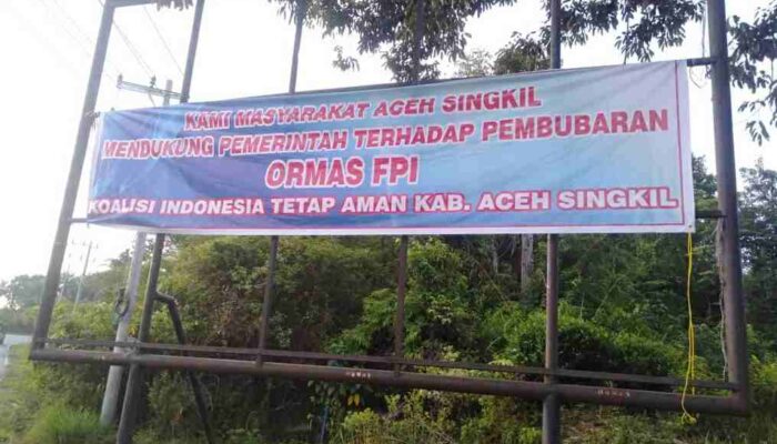Seorang Pemuda Bakar Spanduk Dukungan Pembubaran FPI