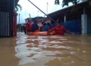 Banjir Rendam Perumahan BMI Cikampek, Air Meluap Hingga Atap rumah