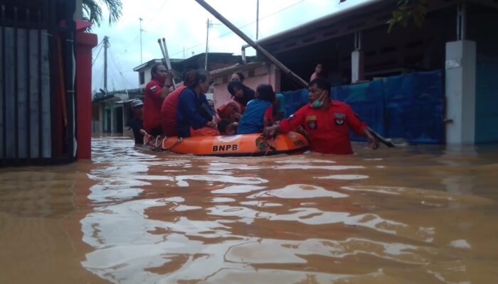 Banjir Rendam Perumahan BMI Cikampek, Air Meluap Hingga Atap rumah