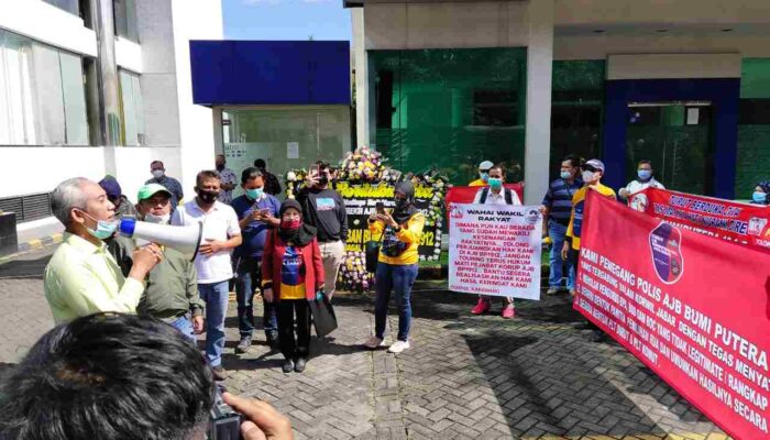 Para Nasabah Bumiputera Gelar Unjuk Rasa di Bandung