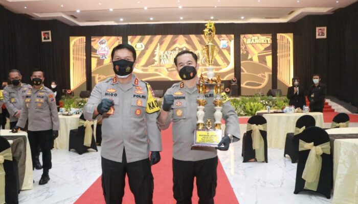 Kapolda Jatim Awards 2021 Anugerah Kapolsek Trenggalek sebagai Kasatwil Terbaik