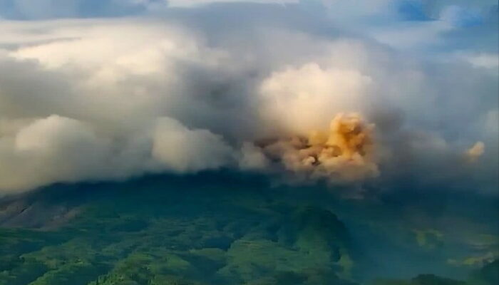 Gunung Merapi Muntahkan Awan Panas