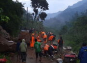 Longsor Tutup Jalan Desa di Kudus