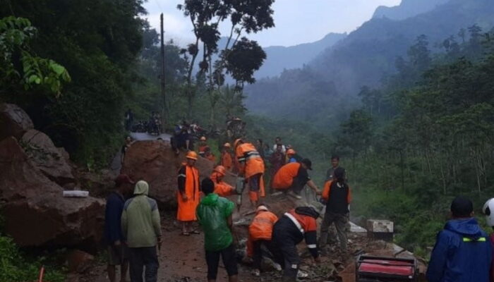 Longsor Tutup Jalan Desa di Kudus