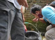 Saat Musim Hujan Warga Keluhkan Air Sumur Berbau Solar