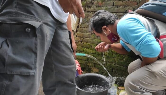 Saat Musim Hujan Warga Keluhkan Air Sumur Berbau Solar