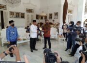 PWI Beri Penghargaan kepada Wagub Jabar dan Bupati Cianjur