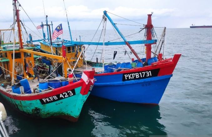 Kapal Pencuri Ikan Asal Malaysia Ditangkap Petugas 18.kapal pencuri ikan