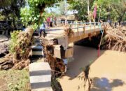 Jembatan Antar Kabupaten Terputus Akibat Banjir
