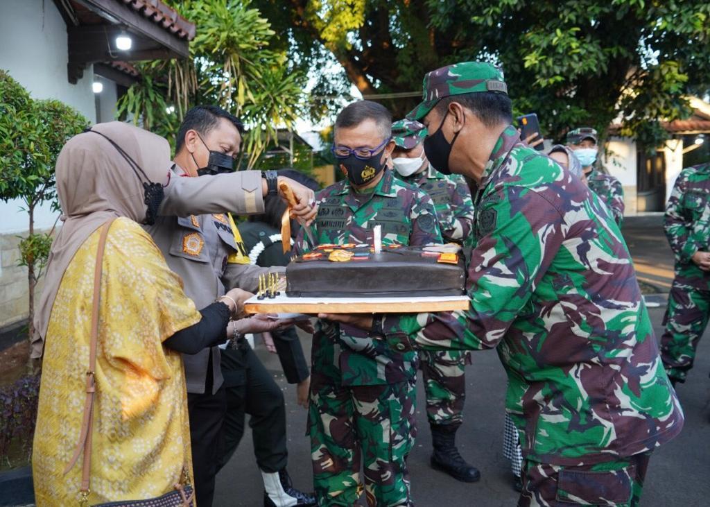 Danrem 064 Maulana  Yusuf  Datangi Rumah Dinas Kapolda Banten 
