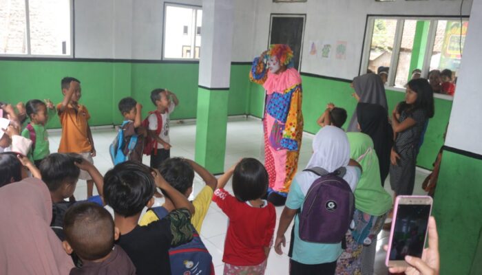 Tingkatkan Baca Anak dengan Badut dan Saung Baca Banten