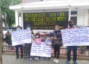 Ibu dan Anak Berorasi di Depan kantor Pengadilan, Minta penangguhan Suami