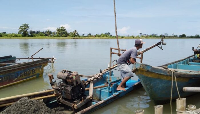 Di Balik Bangunan-bangunan Megah Ada Perjuangan Keras Penambang Pasir