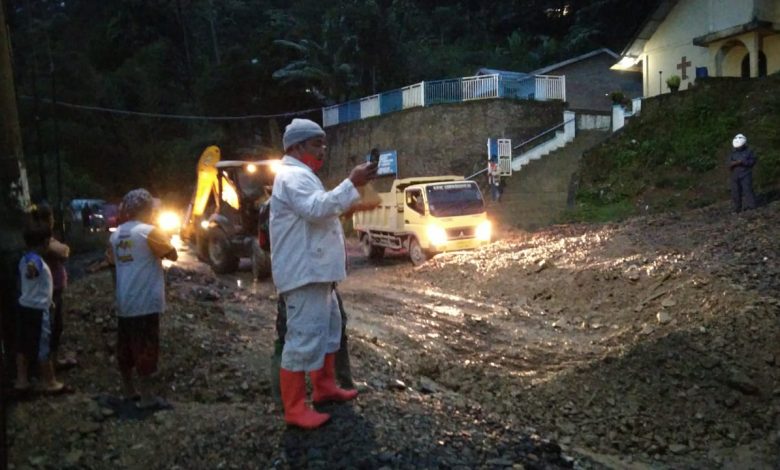 Tanah Longsor Tutup Jalan Parapat - Toba IMG 20210328 WA0014