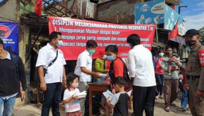 Nasi 500 Bungkus untuk Warga dan Pengguna Jalan Soekarno Hatta