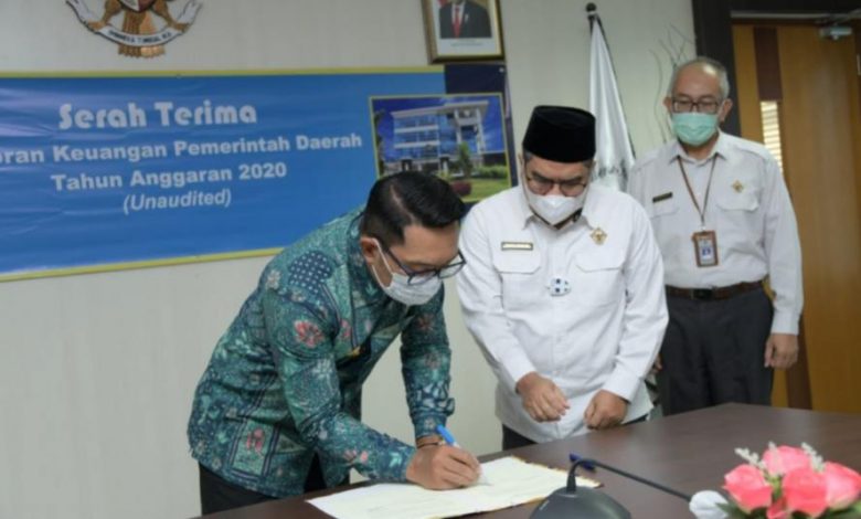 Ridwan Kamil Serahkan LKPD Tahun 2020 kepada BPK Jabar IMG 20210329 184434