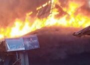 Ratusan Lapak Pedagang di Pasar Terbakar