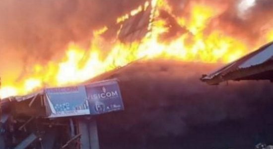 Ratusan Lapak Pedagang di Pasar Terbakar