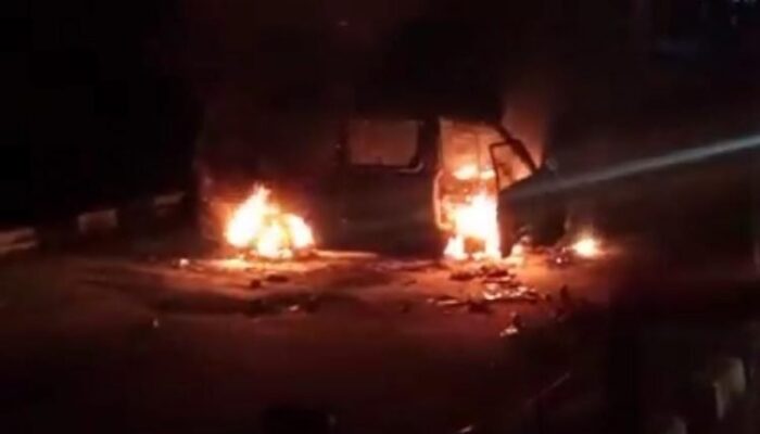 Sebuah Mobil Terbakar di Jalan Syeikh Nawawi Kota Serang