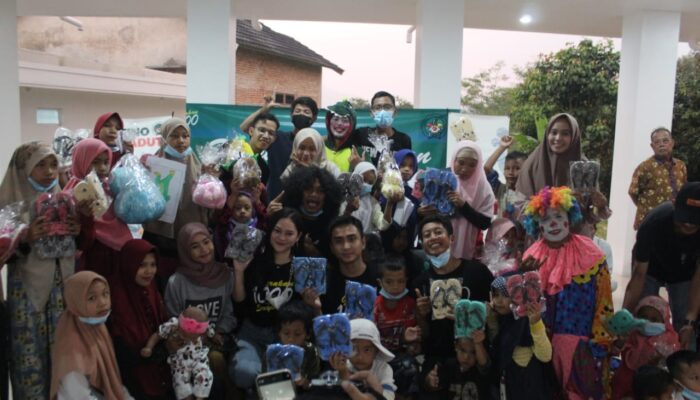 Fino Badut Gagas Seribu Senyum untuk Anak, Hadiahnya Sandal