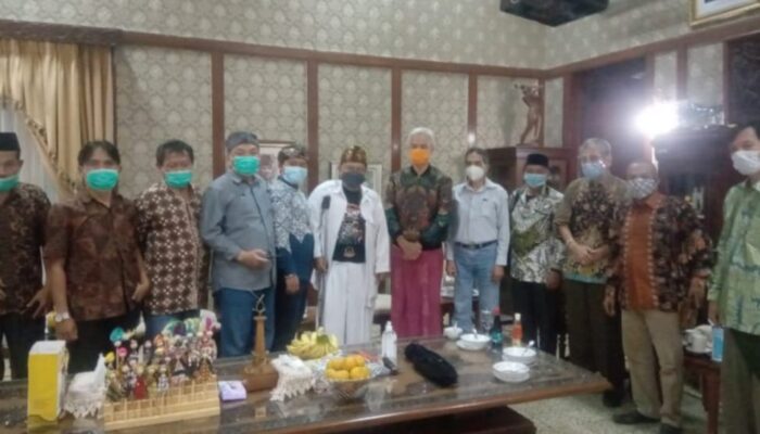 GBN Jabar Berikan Kujang Pusaka ke Gubernur Jateng