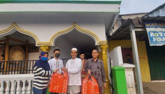 Wadon Banten Berbagi takjil dan Nasi Box untuk Berbuka