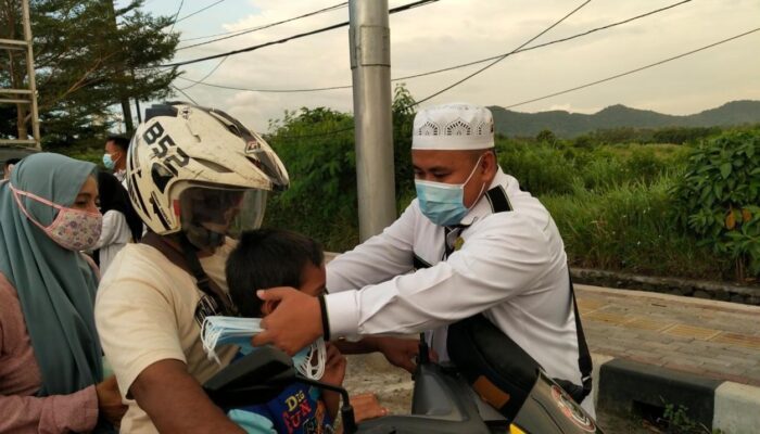 HRS Bagikan Takjil dan Masker Setiap Sore