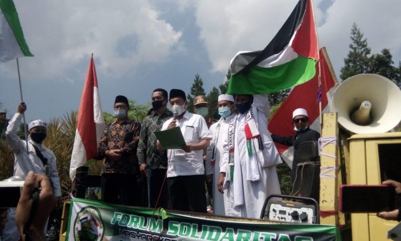 Ratusan Masa Berorasi Bela Palestina di Bandung Barat 857e1d7d cf12 4e2e be4d 5a7e5c435f81