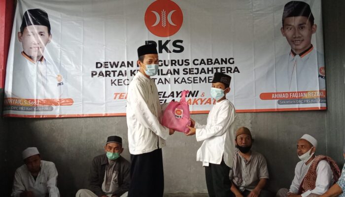 DPC PKS Kasemen Berbagi dengan Anak Yatim