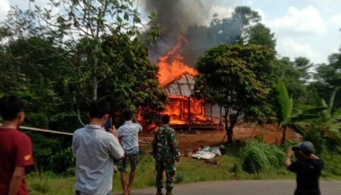 Dua Rumah Warga Sinarnabang Ludes Dilahap Api