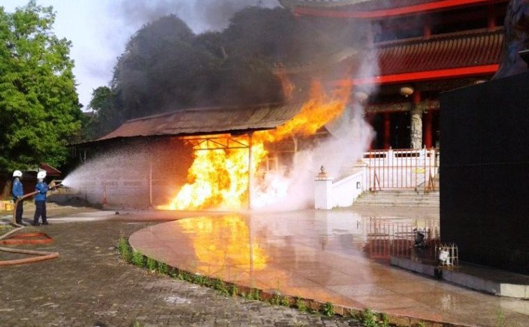 Kebakaran di Kompleks Kelenteng Sam Po Kong Semarang. Antara