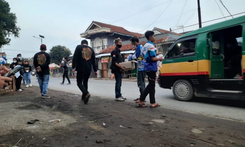 XTC Batujajar Bagikan Tajkil dan Masker untuk Pengendara bd7e3c0e 9979 4e57 96b9 530650a0773e