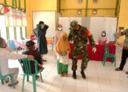 Babinsa Temajuk Dampingi Vaksinasi Lansia