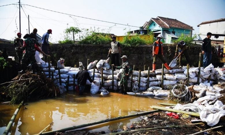 Kang DS Tinjau Tanggul Jebol di Kampung Muara 19f42ce2 3a60 40b8 be65 0686ffd30f25