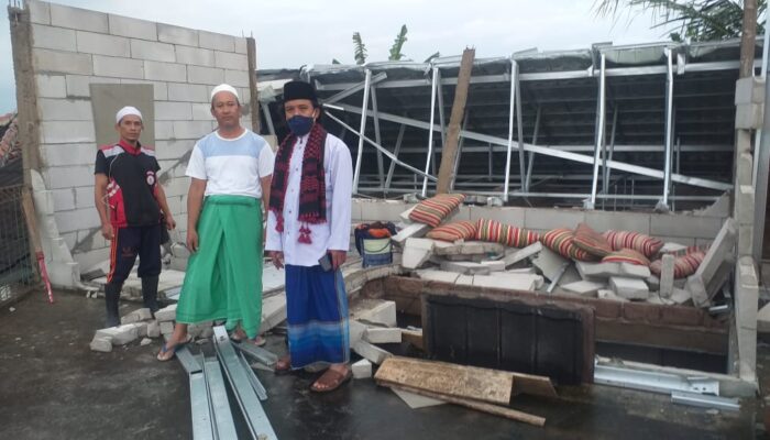 Hujan Disertai Puting Beliung Hancurkan Rumah Warga Cibeber