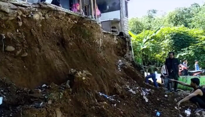 TPT Jebol, Rumah Warga Warungkodang Terancam Ambrol