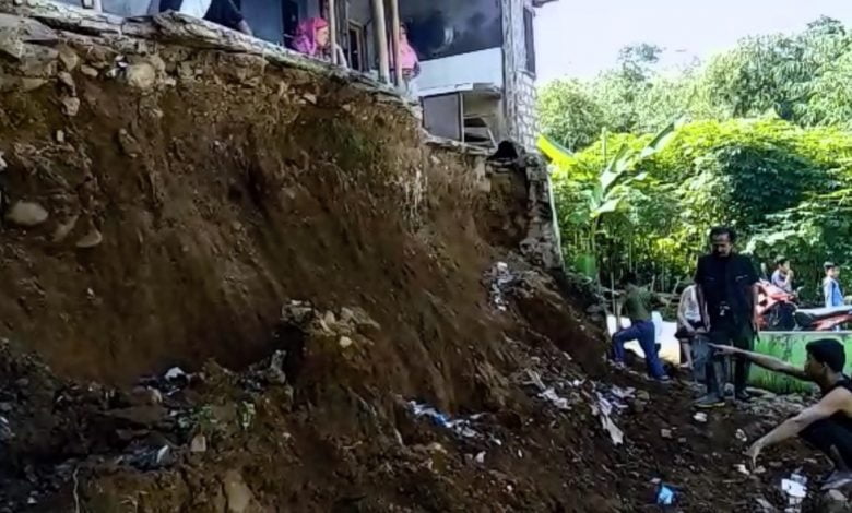TPT Jebol, Rumah Warga Warungkodang Terancam Ambrol 9b78669a 5b30 4228 953e c2d7b4c142d3