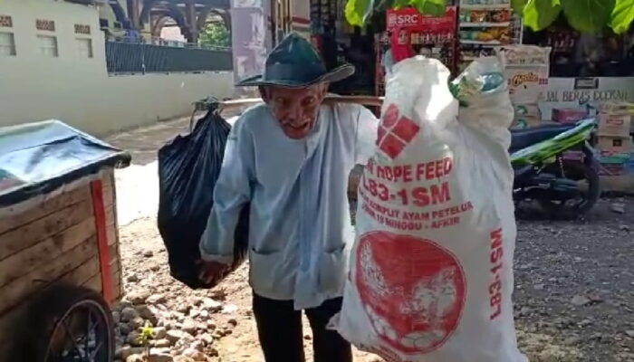 Kakek Ajid Tiap Hari Jalan Kaki Pungut Sampah, Susuri Belasan Km