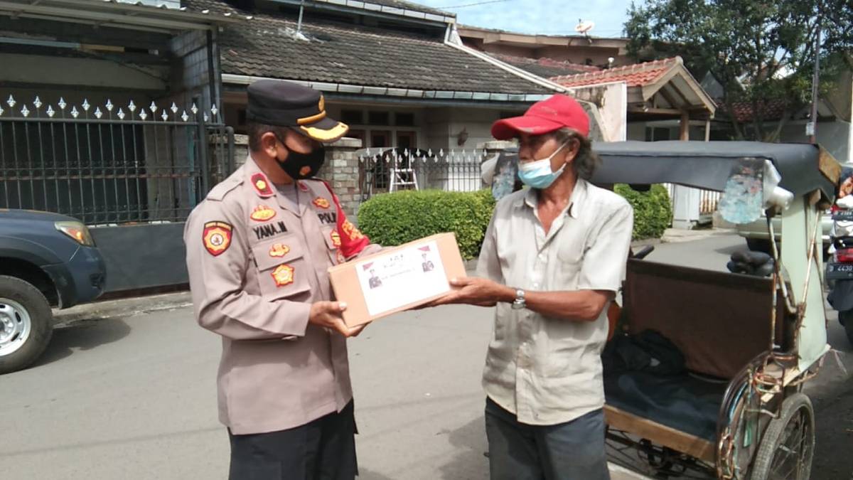 Kapolsek Margahayu Membagikan Sembako di HUT Bhayangkara ke 75