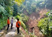 Longsor di Cibubuay Tutup Jalan dan Isolasi Warga 1 Rt