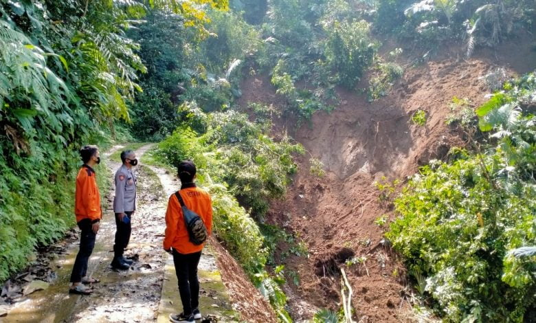 Longsor di Cibubuay Tutup Jalan dan Isolasi Warga 1 Rt Longsor di Cibubuay Tutup Jalan dan Isolasi Warga 1 Rt