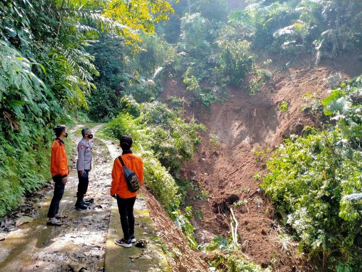 Longsor di Cibubuay Tutup Jalan dan Isolasi Warga 1 Rt